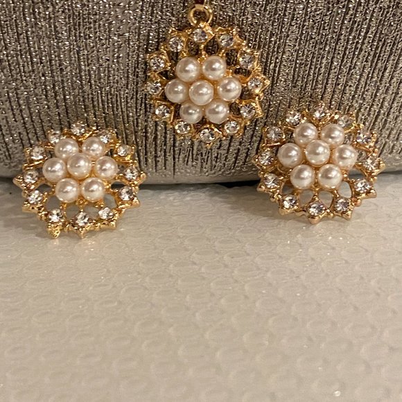 Crystals Pearls Elegant Flowers Necklace set - Picture 2 of 7